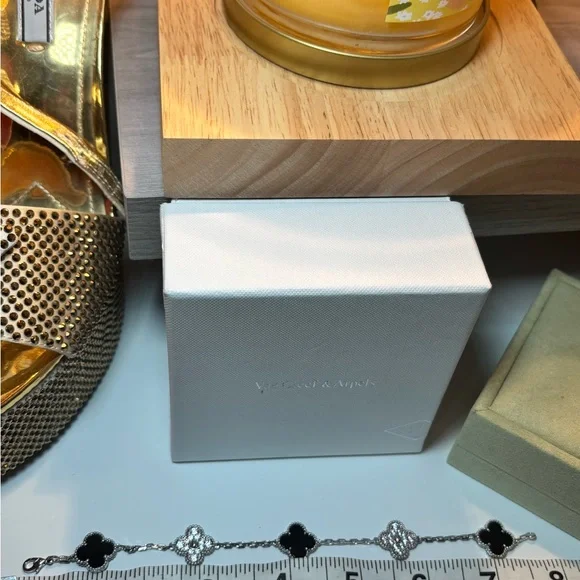 Van Cleef & Arpels Black and Silver Clover Bracelet - Picture 4 of 4